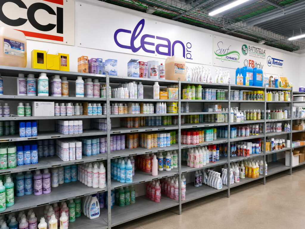 Carrelli e accessori per il lavoro quotidiano in lavanderia
